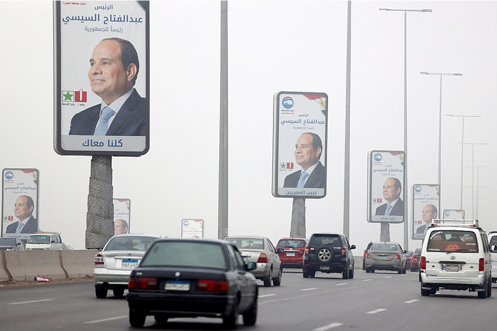 Pirms vēlēšanām Kairā lielā skaitā tika izvietoti plakāti, kuros attēlots pašreizējais Ēģiptes prezidents Abdelfatāhs el Sisi. Viņš pirms vēlēšanām spējis savā labā izmantot Izraēlas un teroristu grupējuma "Hamās" karu.