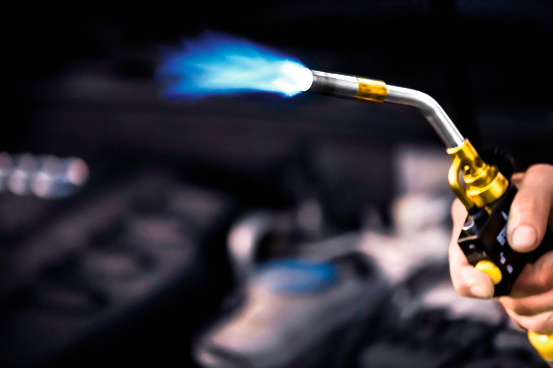 Lodlampu nedrīkst lietot vietā, kur iespējama sprādzienbīstamu gāzu noplūde.