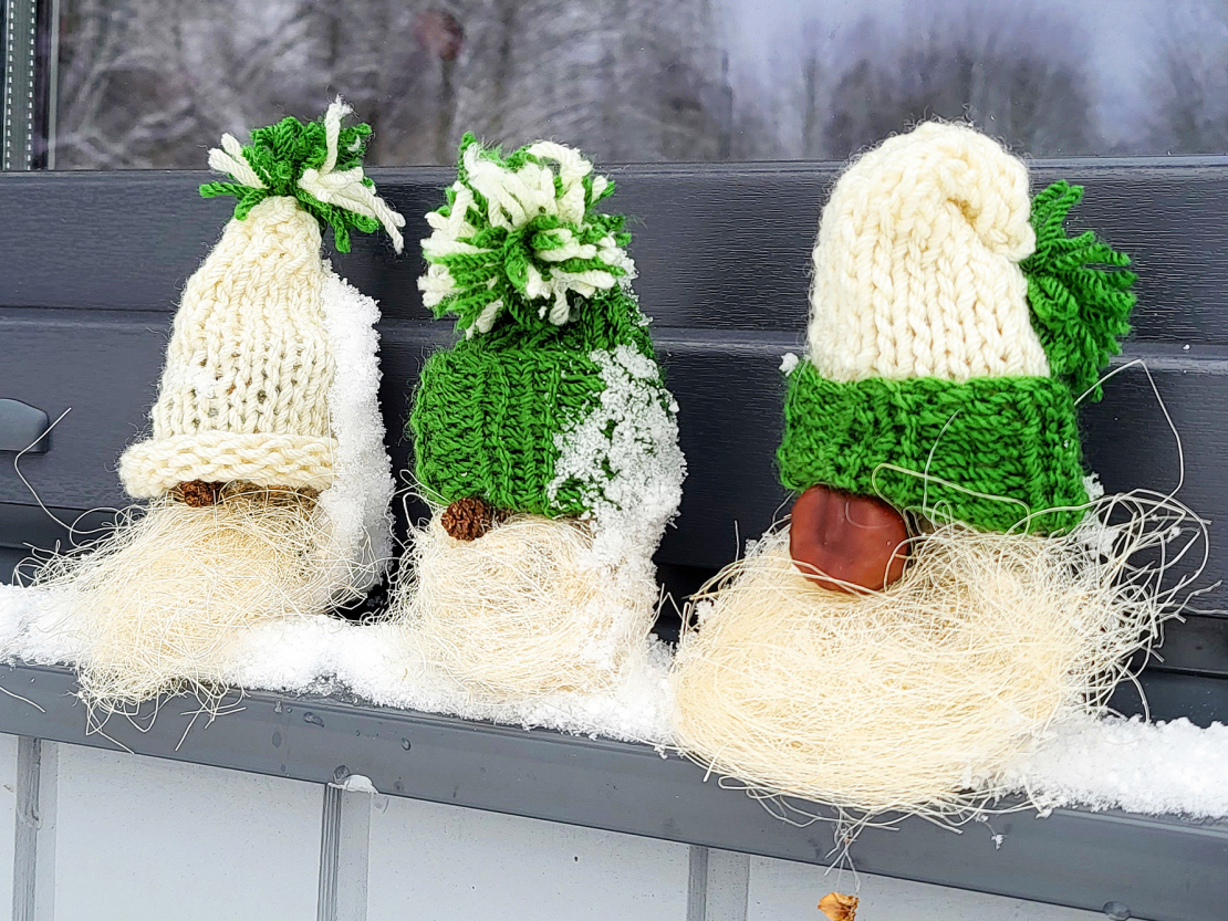 Vienudien tie var sēdēt uz palodzes, nākamajā dienā pārvākties uz puķpoda malas, un tad jau Ziemassvētku vakarā – zem egles.