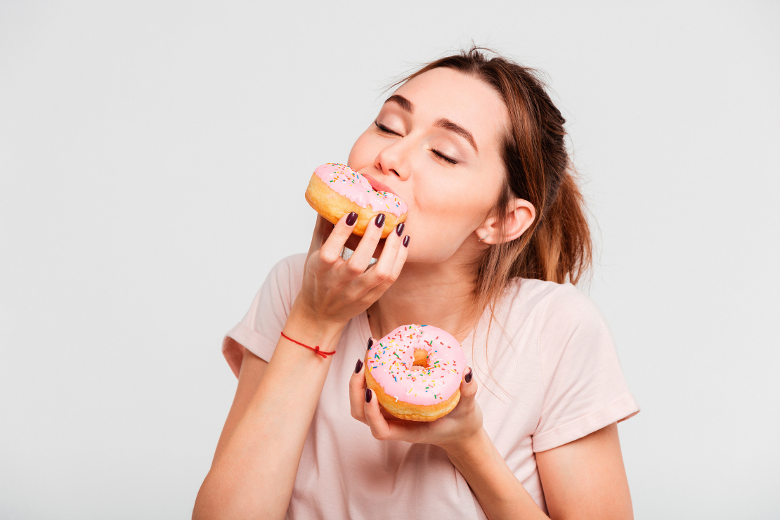 Brīžos, kad apēst kaut ko saldu gribas tik ļoti, ka nav iespējams izturēt, neveselīgos saldumus var aizstāt ar veselīgajiem: augļiem, medu.