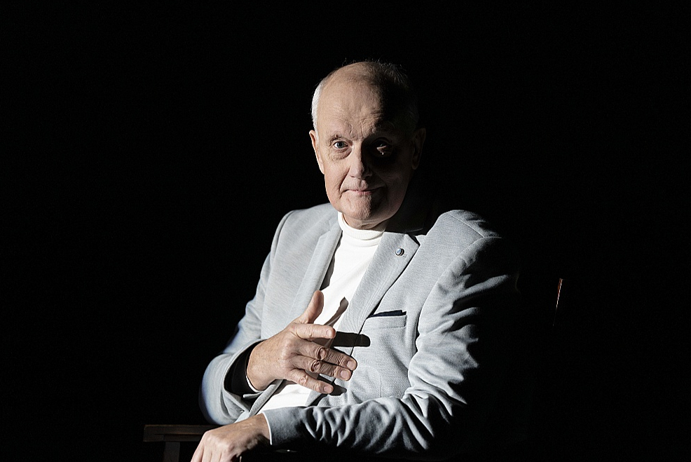 Jānis Paukštello Jura Joneļa iestudētajā izrādē meditācijā "Čūsku vārdi".