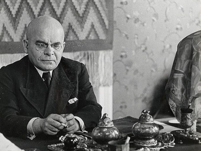 Edvarts Virza pie sava rakstāmgalda, ap 1935. gadu.