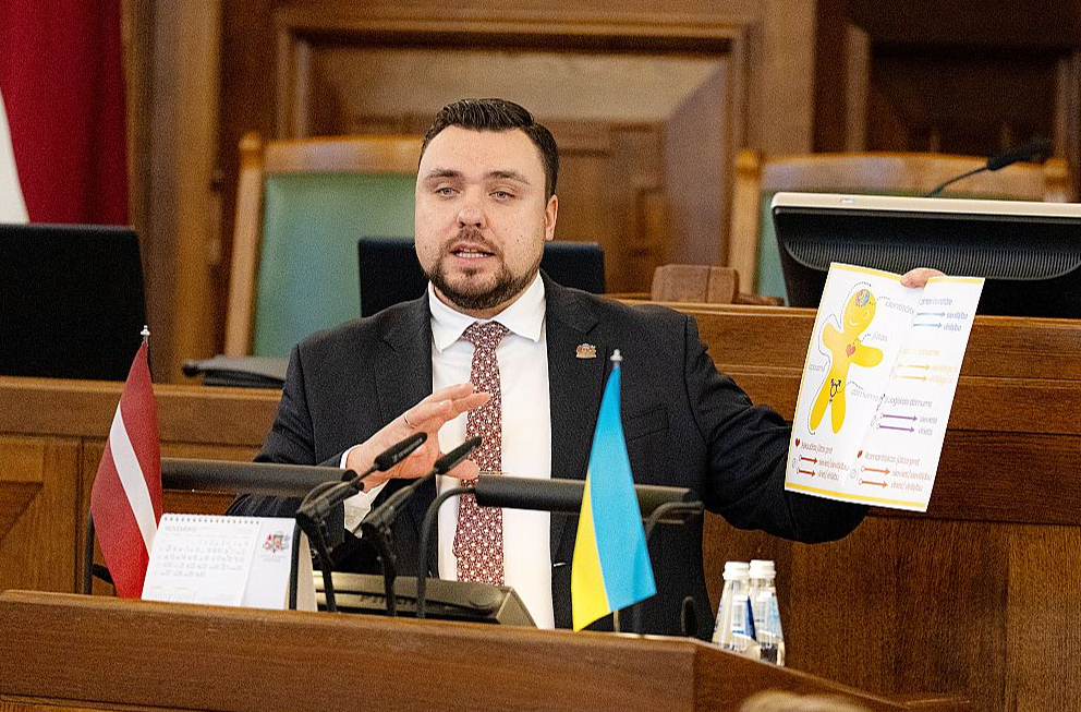 Nacionālās apvienības deputāta Jāņa Grasberga skatījumā parakstu vākšanu varētu uzskatīt par sava veida pētījumu, lai nomērītu, cik ir to, kam svarīgas konservatīvās vērtības, bet cik daudzi vēlas iet liberālisma virzienā.