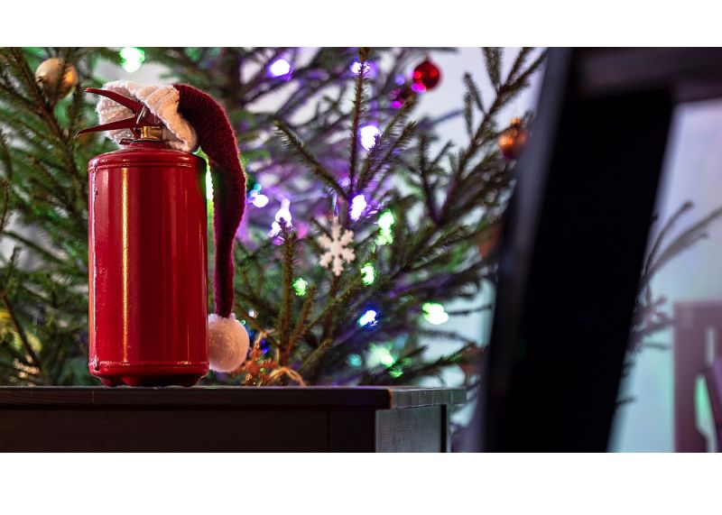 Ja ir iecere svētku eglē aizdegt īstas sveces, labi, ja pa rokai būtu ugunsdzēsības aparāts.