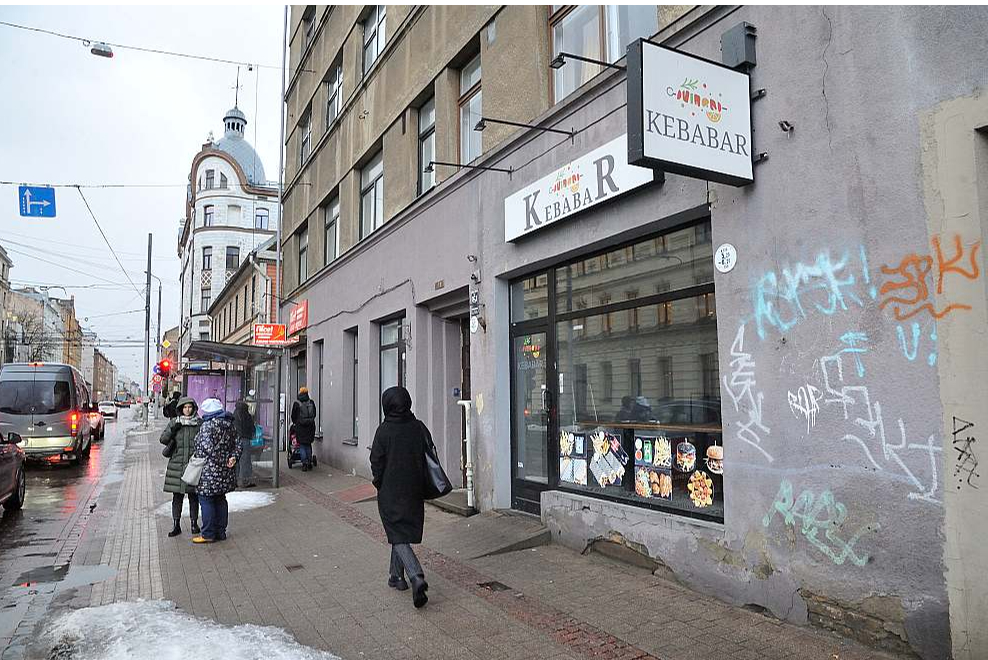 Lai arī pašlaik kebabnīcas telpās ir tukšs un kluss un vien izkārtnes vēsta par gadiem ilgušo kebabošanas "ballīti", kaimiņi nav droši, ka rosība jau drīzumā netiks atjaunota: nesaskaņota, nereģistrēta un neveicot nekādus telpu uzlabojumus. Tieši tā jau iepriekš ir noticis vairākkārt.