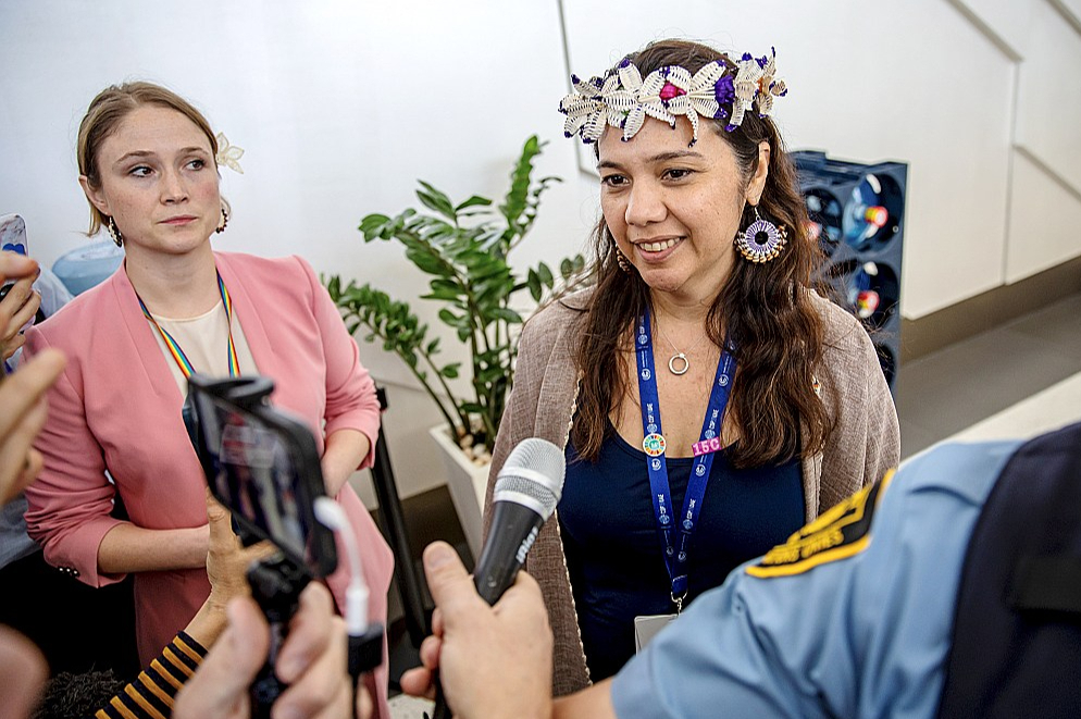 Māršala Salu klimata sūtne Tina Stege ANO klimata pārmaiņu konferences noslēgumā 13. decembrī atbild uz žurnālistu jautājumiem.
