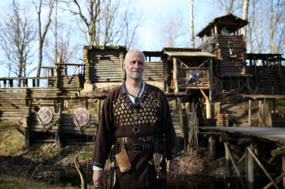 Lielvārdes senlatviešu koka pils "Uldevene" veidotājs, īpašnieks Agris Liepiņš.
