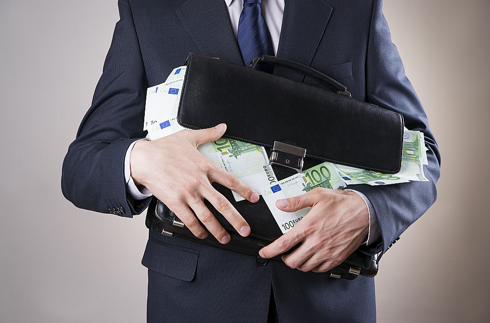 Pirmais šķērslis korupcijas lietu ātrai un efektīvai izmeklēšanai ir ES iestādēm piešķirtās tiesības pašām regulēt korupcijas jautājumus.