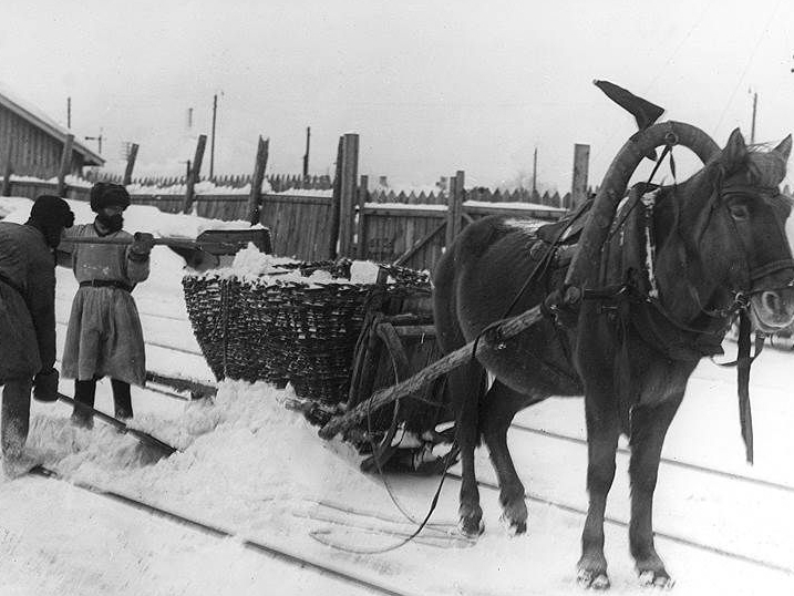 18. decembris vēsturē un senās avīzēs. Putenis paralizē dzelzceļus.