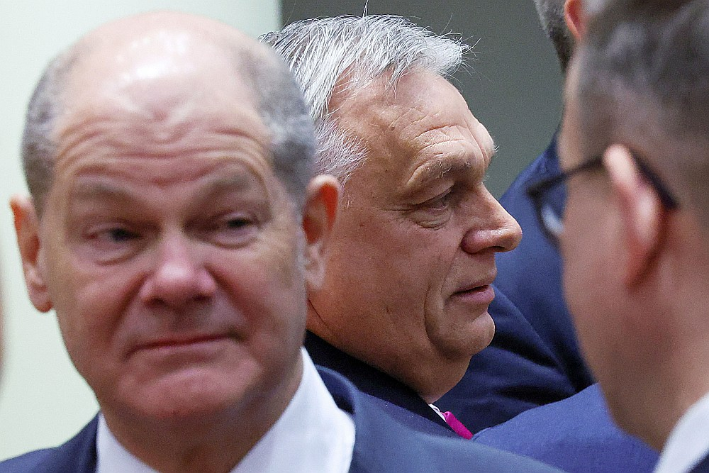 Pēc Vācijas kanclera Olafa Šolca (no kreisās) aicinājuma Ungārijas premjerministrs Viktors Orbāns ceturtdien Briselē pirms lēmuma par iestāšanās sarunu sākšanu ar Ukrainu atstāja apspriežu telpu.