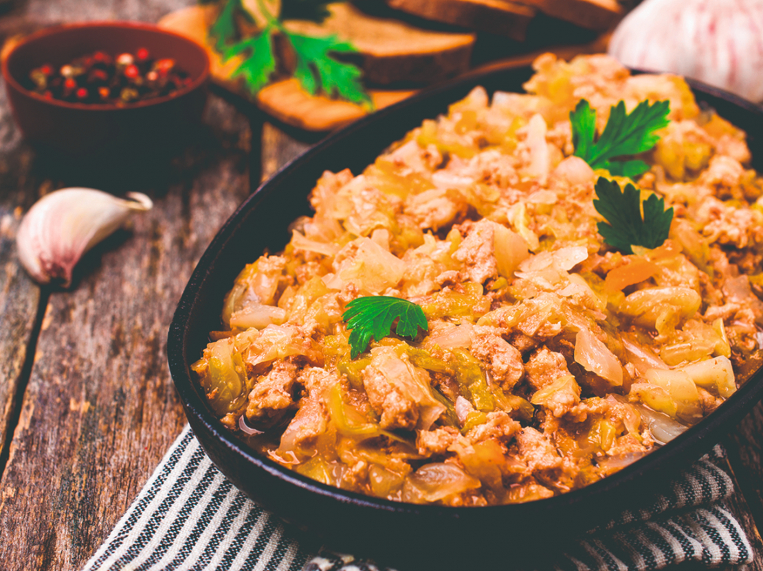 Cūkgaļas sautējums ar kāpostiem.