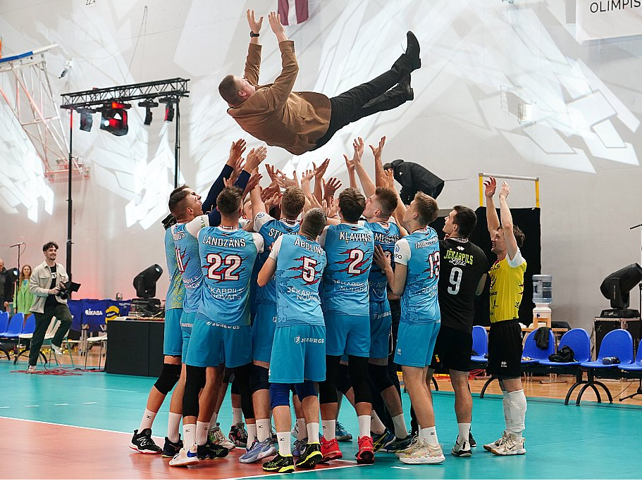 "Lūšu" galvenais treneris Mārcis Obrumans lidojumā – jēkabpilieši pēc divu gadu pārtraukuma atkal izcīnījuši Latvijas kausu volejbolā.