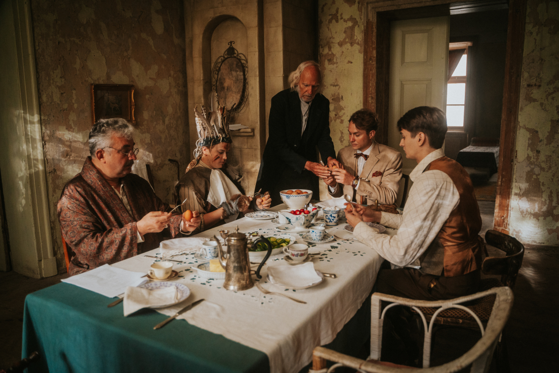 Daudzsēriju filma "Pansija pilī".