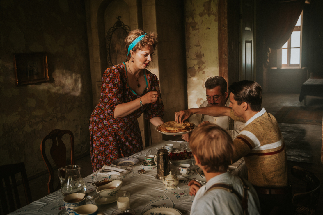 Daudzsēriju filma "Pansija pilī".