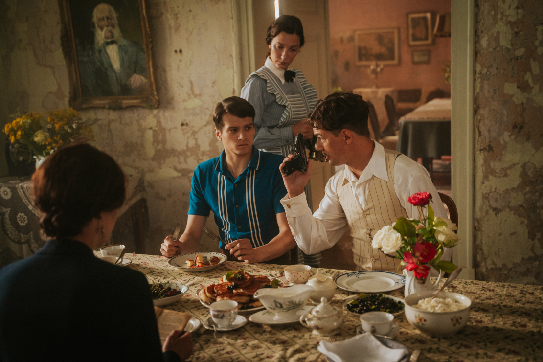 Daudzsēriju filma "Pansija pilī".