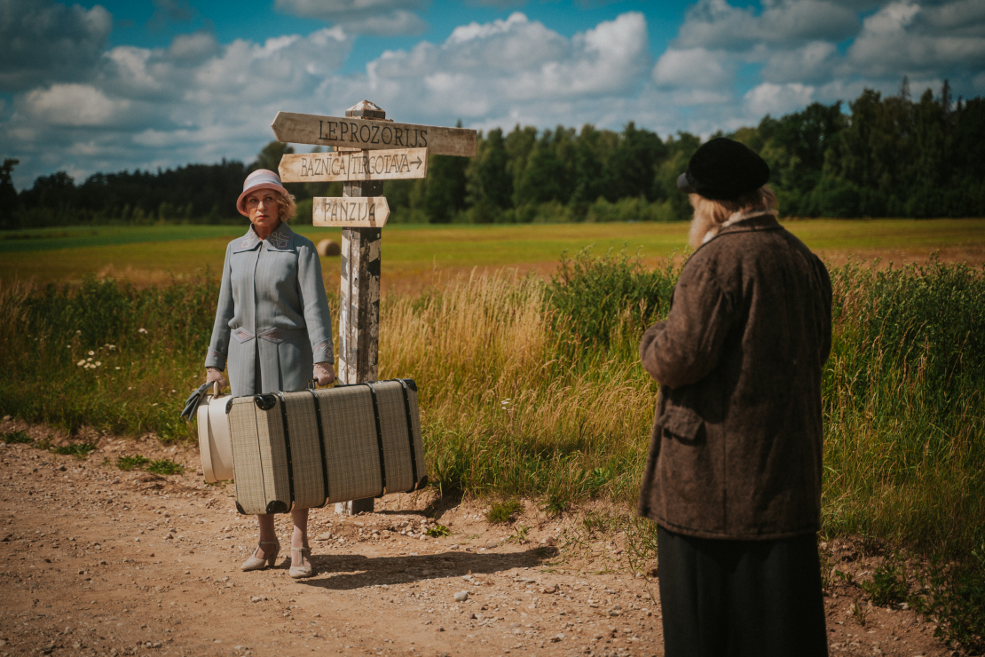 Daudzsēriju filma "Pansija pilī".