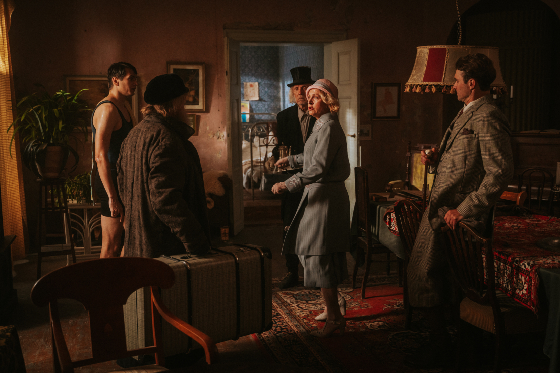 Daudzsēriju filma "Pansija pilī".