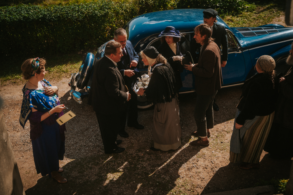 Daudzsēriju filma "Pansija pilī".