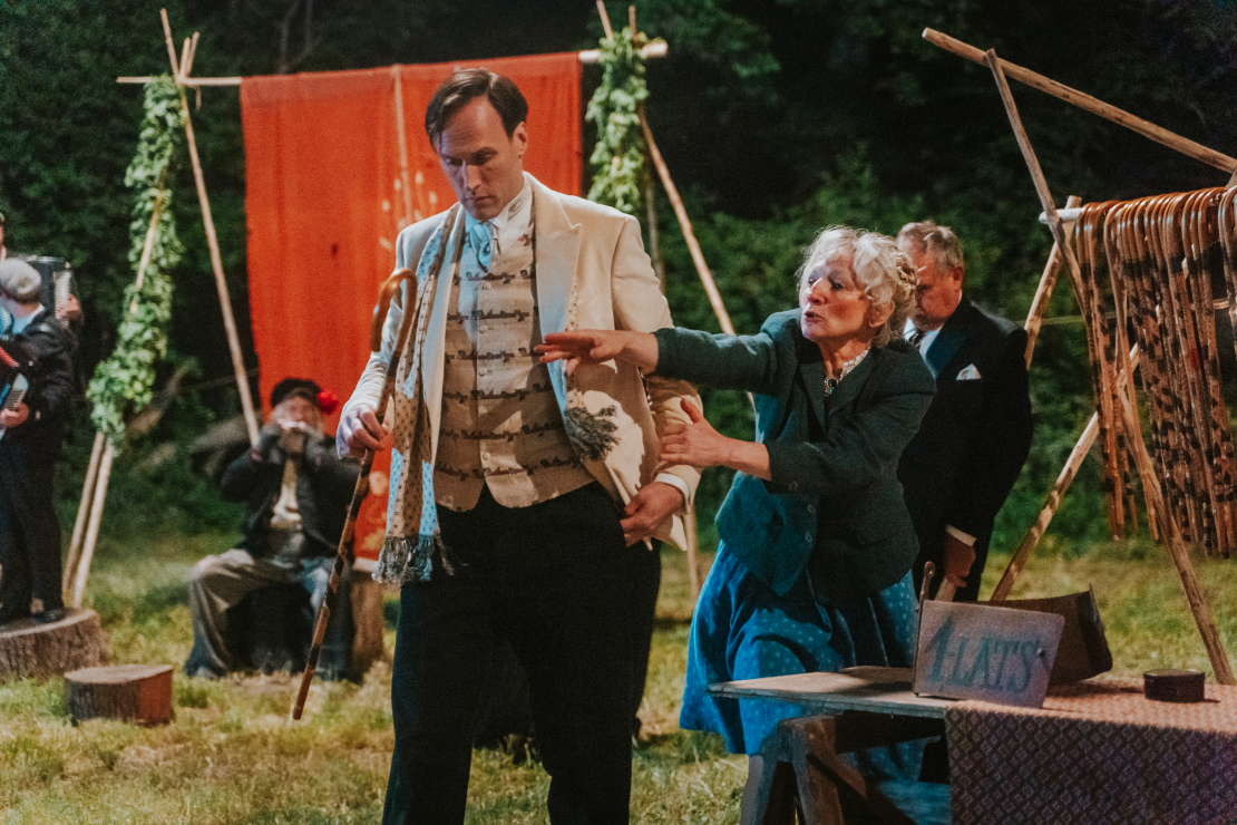 Daudzsēriju filma "Pansija pilī".