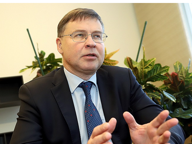 Valdis Dombrovskis: "Neesmu ievēlēts partijas "Vienotība" valdē, tāpēc nevar uzskatīt, ka aktīvi strādāju pie partijas problēmu risināšanas."