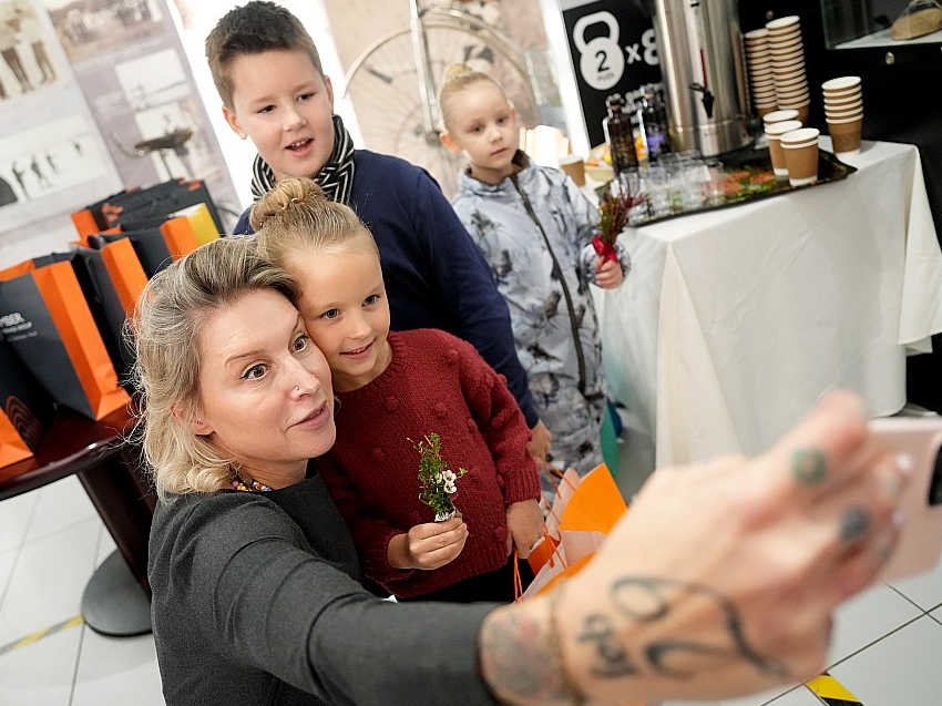 Bijušajai airētājai Guntai Vlasenko jāizairē krastā no sašutuma vētras radītajiem viļņiem.