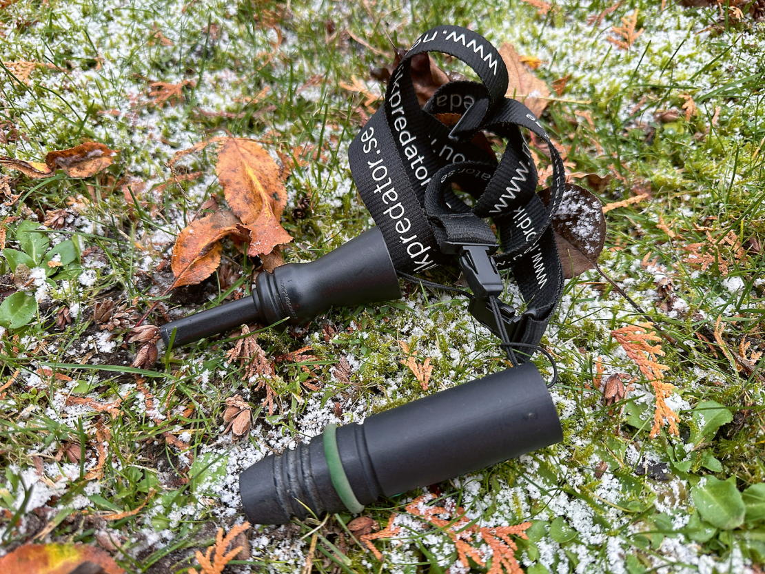 Mazos plēsējus var mēģināt piesaukt ar svilpi. Zviedru kompānija "Nordik Predator" piedāvā virkni dažādu svilpju dažādām situācijām.