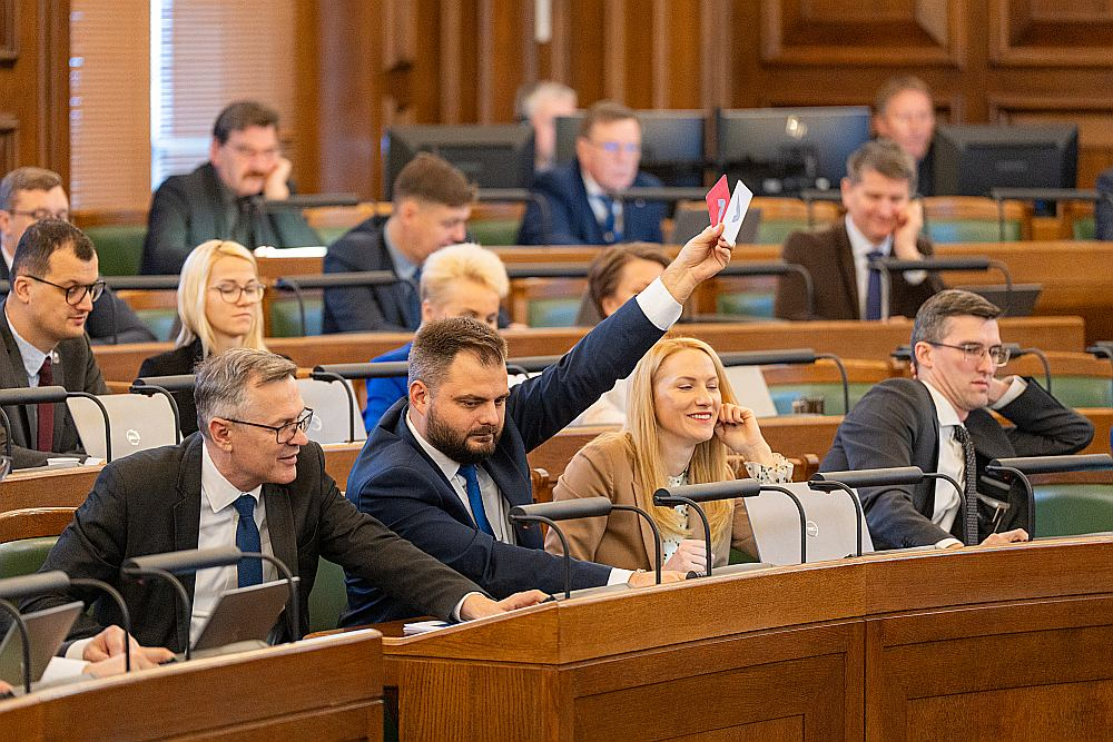 Ne koalīcijas, ne opozīcijas deputāti nav gatavi balsot par algu iesaldēšanu vai pašreizējās atalgojuma sistēmas pārskatīšanu.