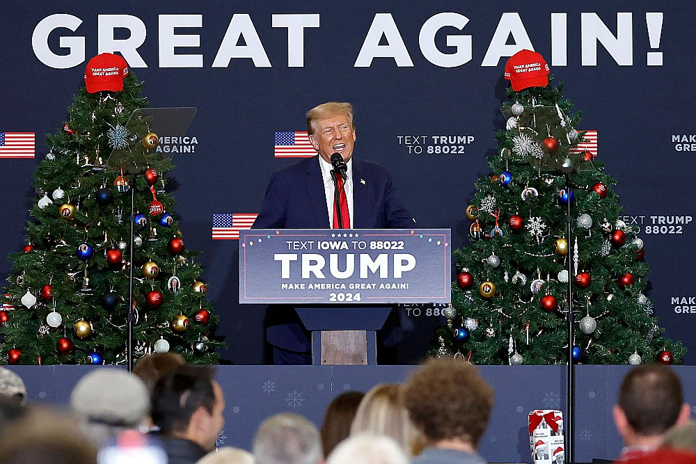 Bijušais ASV prezidents Donalds Tramps otrdien kampaņas pasākumā Aiovas štatā, kur nākamā gada 15. janvārī tiks rīkotas pirmās republikāņu priekšvēlēšanas.