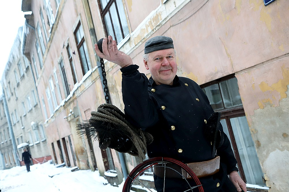 Saka, ka uz ielas nejauši satikts skursteņslaucītājs nesot laimi. Lai tā būtu, ar pirkstu jāpieķer pie viņa amata mundiera spožās pogas. Raimonds Tīģeris atzīst, ka viņam pie mundiera pogas ļaudis pieķerot itin bieži. Arī decembrī, kad līdz gadu mijai palikušas dažas dienas – cerībā uz laimīgu jauno gadu.