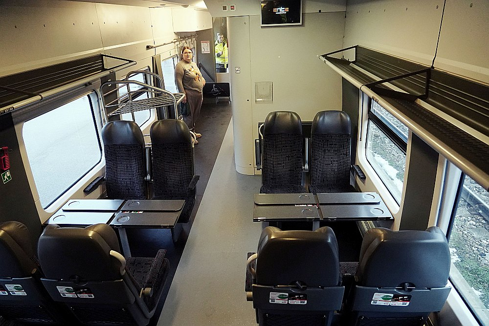 Uz Viļņu no Rīgas lietuvieši tagad piedāvā doties 2016. gadā Polijā ražotos dīzeļvilcienos: ādas sēdekļi, kondicionieri, Wi–Fi; 142 sēdvietas un četras velosipēdu novietnes.