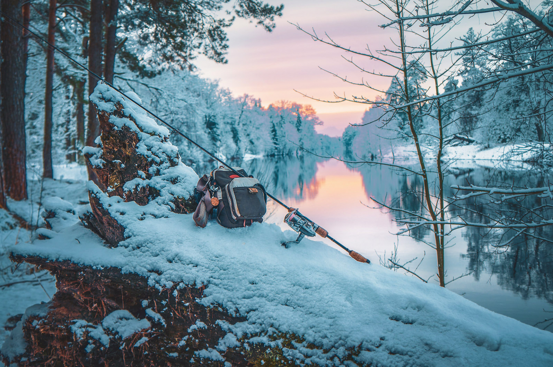 Labākais brīdis makšķerēšanai decembrī ir stabils laiks, kas noturējies vismaz 2–3 diennaktis, vēlams, mierīgs, bez spēcīgiem vējiem un pat saulains.
