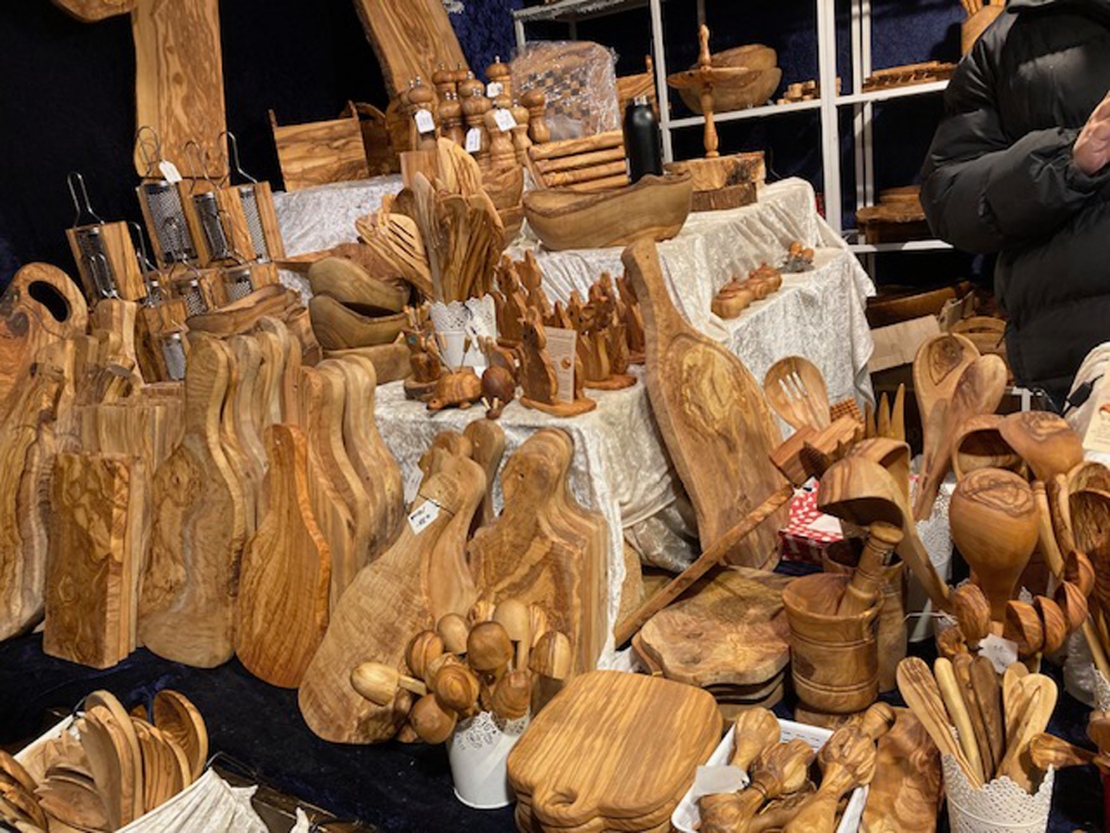 Vīnes Ziemassvētku tirdziņi ir starptautiski – olīvkoka izstrādājumi un itāļu delikateses te ir plaši iecienīti.