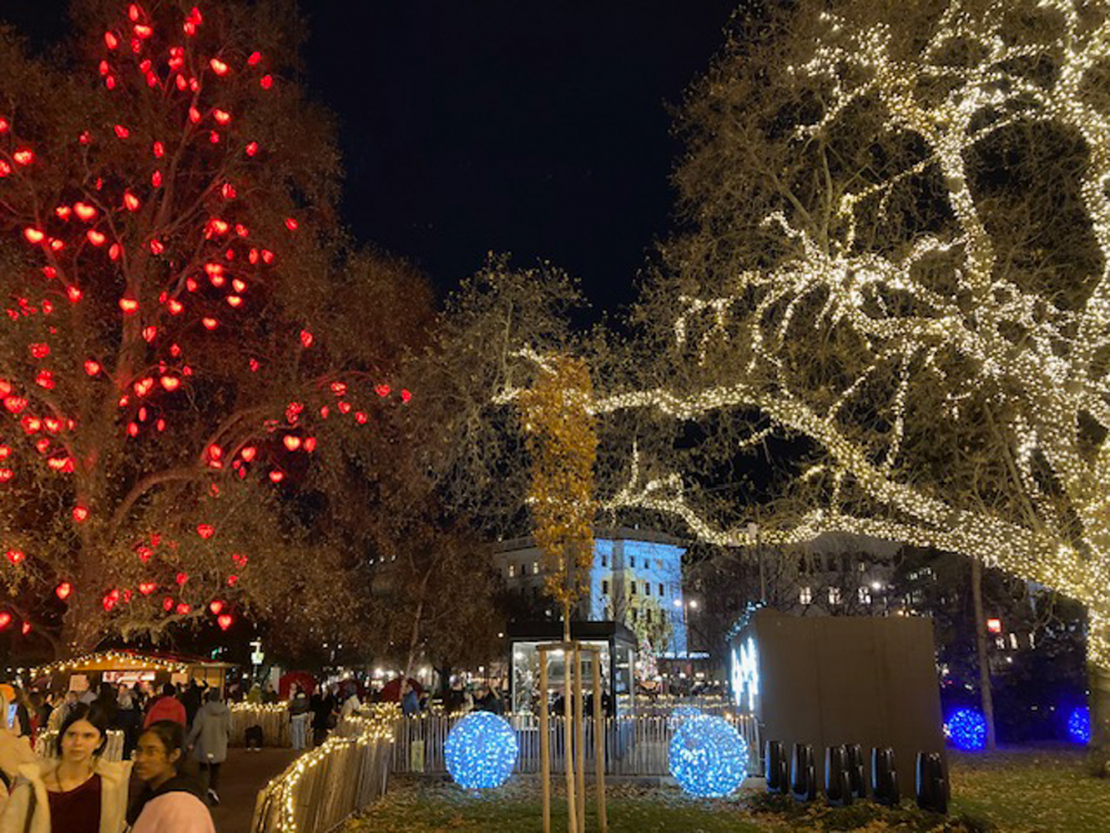 Sarkanais sirds koks krāšņajā Ziemassvētku rotā pie Rātslaukuma.