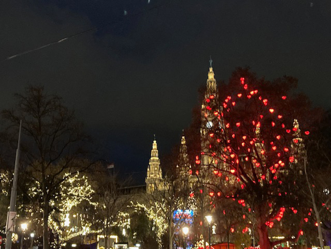 Sarkanais sirds koks krāšņajā Ziemassvētku rotā pie Rātslaukuma.