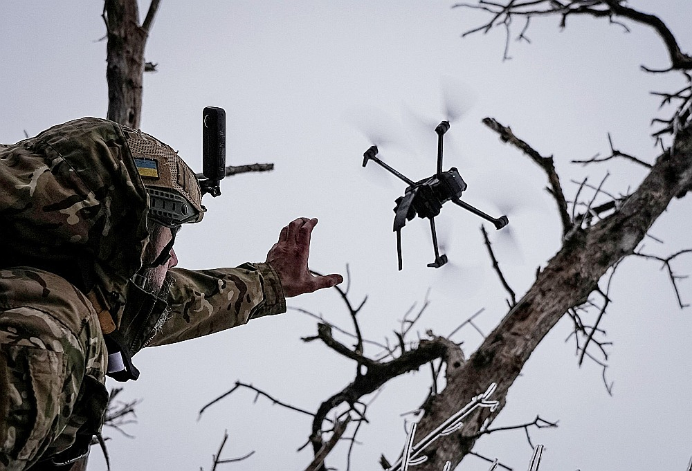 Ukraiņu karavīrs sūta uzdevumā FPV dronu kamikadzi (apgādāts ar lādiņu) Bahmutas frontē.