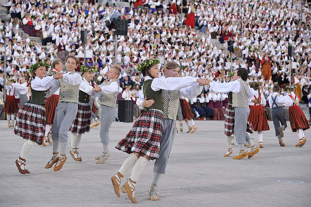XXVII Vispārējie latviešu dziesmu un XVII deju svētki ar lielajiem un mazajiem dalībniekiem kā latviešu tautas vienotības un pašapziņas apliecinājums bija šīs vasaras galvenais notikums.