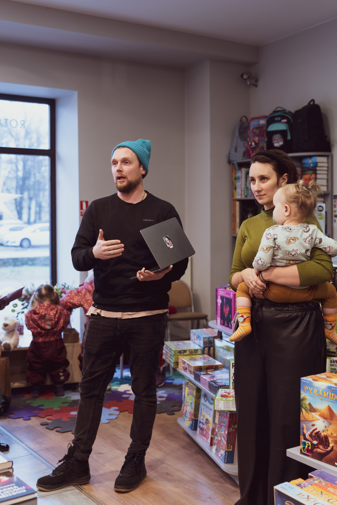 Liepājas grāmatnīcā "Globuss" tika atvērta Rasas Bugavičutes-Pēces un Sanda Pēča grāmata bērniem "Puksītis".