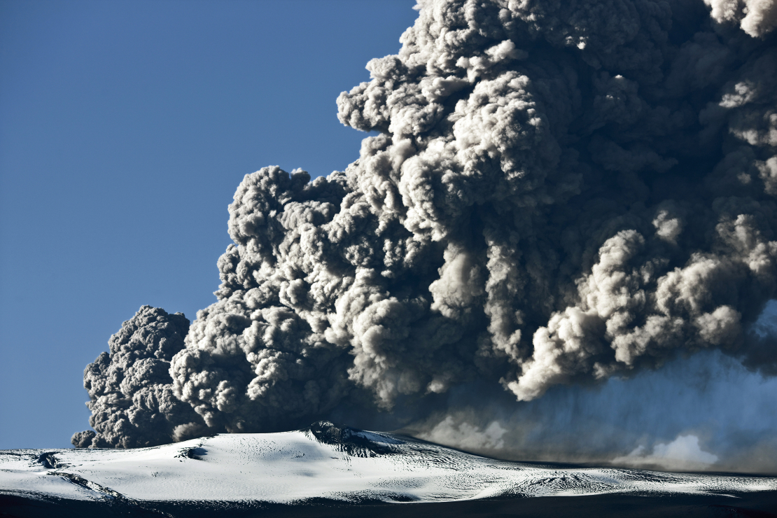 Islandes vulkāna Eijafjadlajegidla izvirdums 2010. gadā izraisīja pasažieru aviācijas vēsturē lielāko krīzi.