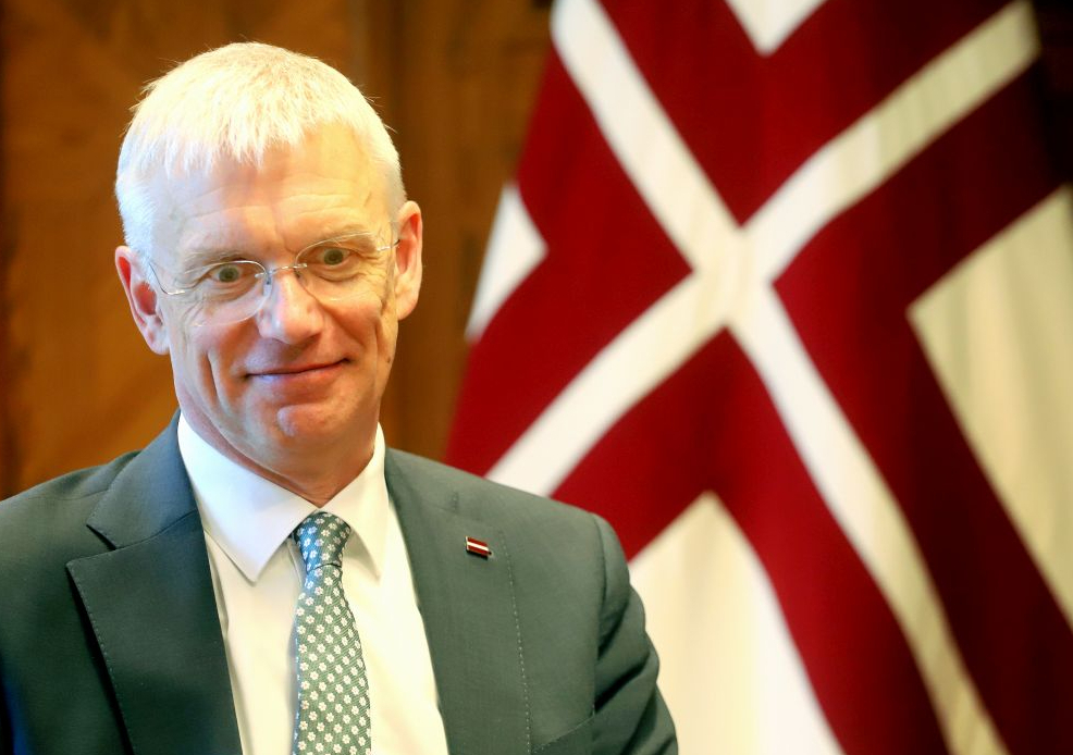 Lielākā intriga – vai starp EP kandidātiem būs arī bijušais premjers Krišjānis Kariņš, kurš ar saviem skandāliem un paziņojumiem šobrīd var tikai palīdzēt nogremdēt partiju.