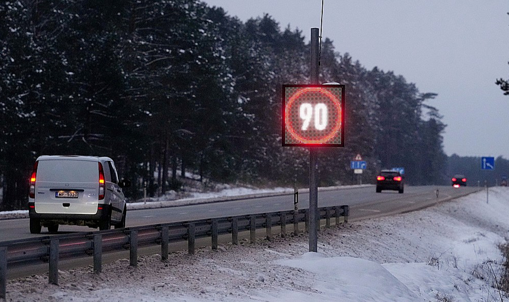 Iekšlietu ministrija rosina par atļautā braukšanas ātruma pārsniegšanu par 31-40 km/h piemērot 80 eiro naudas sodu, kā arī iespēju piemērot autovadītāja tiesību izmantošanas aizliegumu uz laiku no viena līdz trim mēnešiem. Pašlaik par šādu pārkāpumu ir paredzēti divi soda punkti, un lai atņemtu tiesības, nepieciešami 16 soda punkti.