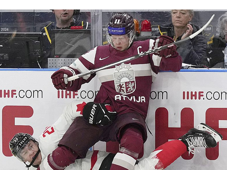 Latvijas junioru hokeja izlases kapteinis Dans Ločmelis maijā izcīnīja bronzas medaļu starp pieaugušajiem, bet gada nogalē ar trim rezultatīvām piespēlēm veicināja uzvaru pār Vācijas vienaudžiem, kas Latvijai ļāva iekļūt ceturtdaļfinālā.