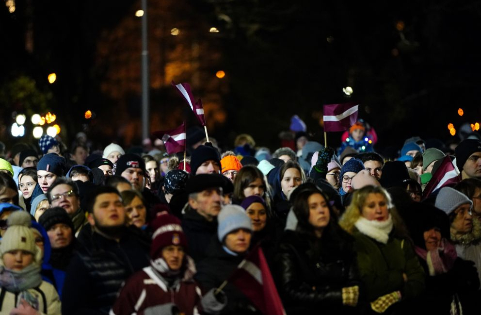 Par godu Latvijas Republikas proklamēšanas 105. gadadienai cilvēki sapulcējušies uz svētku koncertu pie brīvības pieminekļa.