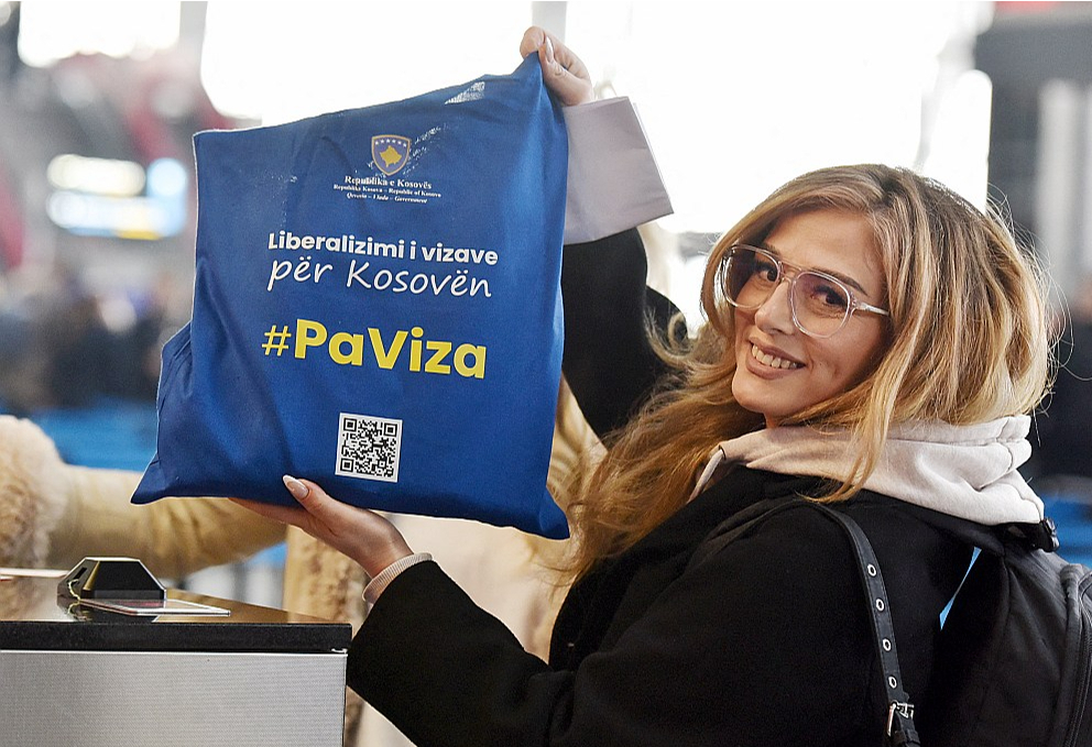 Kosovas valdība pērn organizēja loteriju, kuras 50 uzvarētāji varēja būt pirmā Šengenas laikmeta avioreisa dalībnieki lidojumam uz Vīni. "Bez vīzas", vēsta uzraksts uz pasažieriem izsniegtā dāvanu maisiņa.