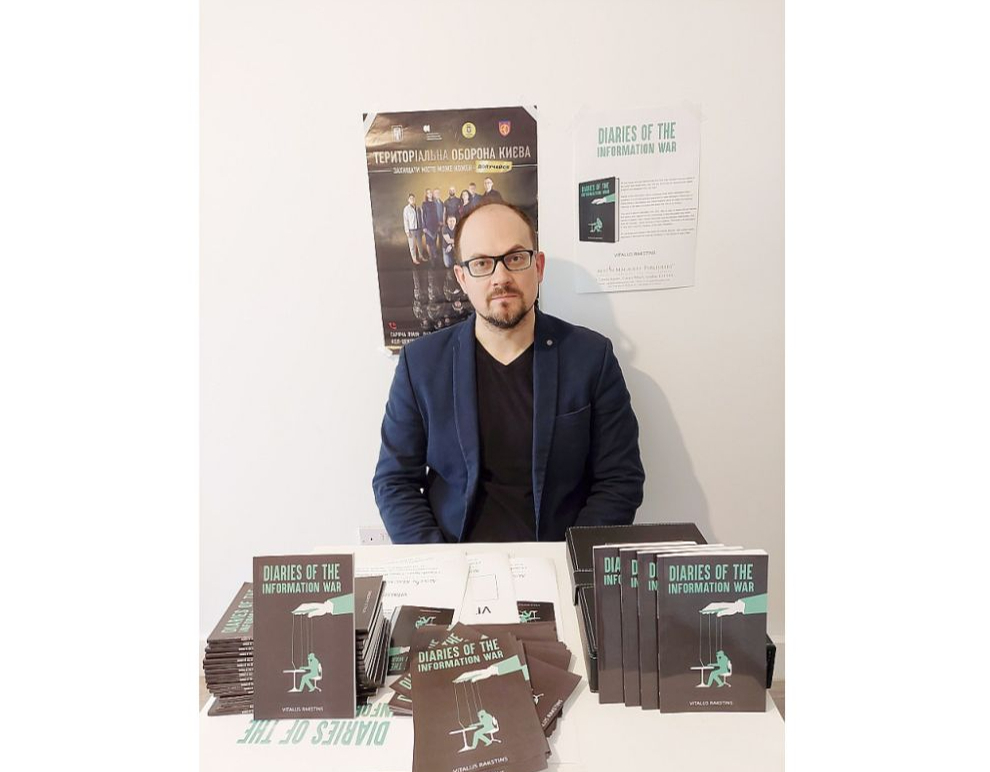"Tehnoloģiju un sociālo tīklu attīstība notiek daudz ātrāk par valstu spējām izstrādāt nepieciešamo regulējumu un instrumentus, lai pasargātu lietotāju datus. Tādēļ pašiem jābūt uzmanīgiem," saka drošības eksperts Vitālijs Rakstiņš, kura grāmata par jauniešu vervēšanu darbam troļļu fabrikās nesen iznākusi Lielbritānijā.