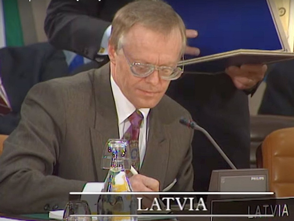 Premjers Valdis Birkavs paraksta PfP līgumu 1994. gada februārī.