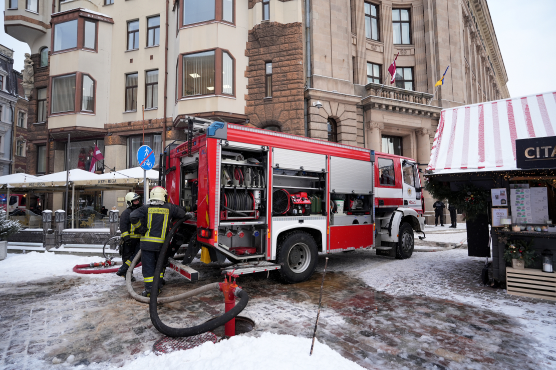 Doma laukumā Latvijas Radio ēkā izcēlies sadūmojums, kura dēļ notiek darbinieku evakuācija un pārtraukti ētera raidījumi.