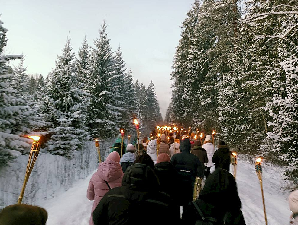 Laika apstākļi šogad bija diezgan līdzīgi kā Ziemassvētku kaujās pirms 107 gadiem. Neskatoties uz salu un ledaino vēju, arī šogad tradicionālajā apmēram septiņu kilometru lāpu gājienā devās simtiem atceres pasākumu dalībnieku.