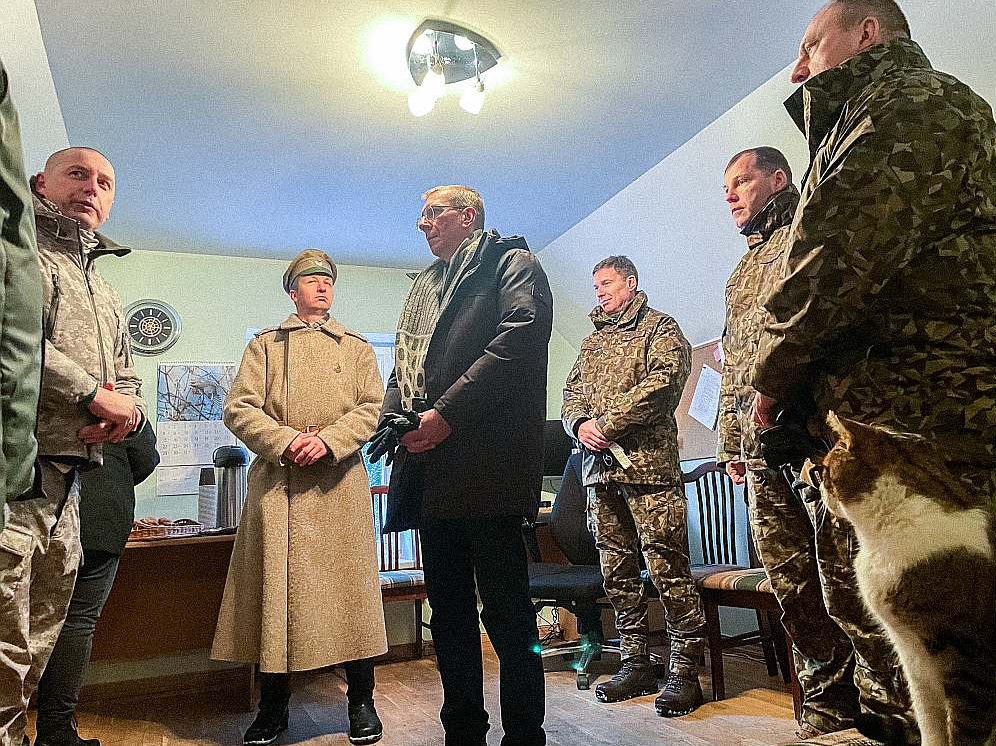 Mangaļu mājās ierīkotajā Ziemassvētku kauju muzejā dzīvojas arī kaķis, kuram dots vārds Seržants. Kā savulaik medijiem stāstījis muzeja entuziasts Dagnis Dedumietis, kaķis uz muzeju "atnācis strādāt" pirms dažiem gadiem. Runcis seržanta pakāpi esot ieguvis ar apmeklētāju svētību: "Tā kā viņš ir strīpains un instruktors, kuram visvairāk svītru, ir seržants, tāpēc viņš tika pie sava vārda." Sestdien, kad notika Zemessardzes 52. kaujas atbalsta bataljona zemessargu zvēresta un jaunsargu svinīgā solījuma ceremonija, muzeja ekspozīciju apskatīja un arī ar runci Seržantu iepazinās Valsts prezidents Edgars Rinkēvičs.