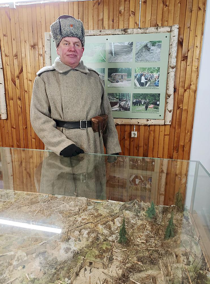 Vēstures entuziasts Raimonds Valters pie sava veikuma – Ziemassvētku kauju maketa Mangaļu muzejā. Viņš darbojas arī biedrībā "Latviešu karavīrs", piedalās vēsturisku kauju filmās un attēlojumos, kolekcionē pagātnes liecības, pats arī darina karavīru formastērpus. Līdz šim esot izgatavojis sešus dažādus latviešu strēlnieku nozīmīgu kauju maketus, taču ekspozīcija Mangaļos esot visapjomīgākā.