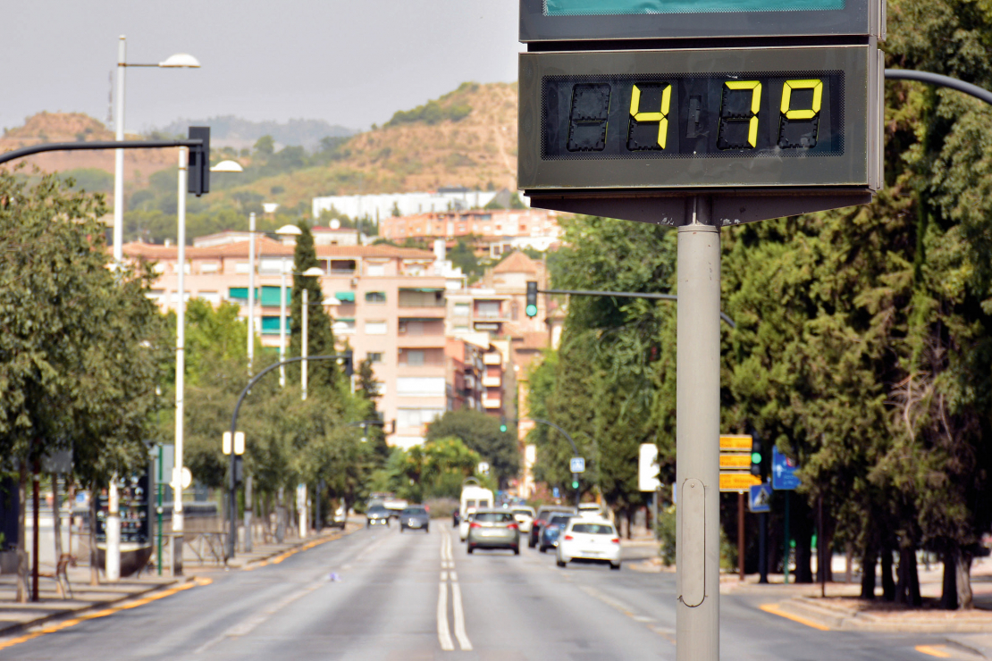 Ielas termometrs rāda 47 °C kārstumu.